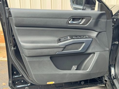 Used 2022 Nissan Pathfinder SL FWD image 40