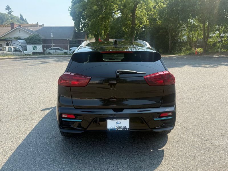 Used 2022 Kia Niro EX Premium w/ Cold Weather Package FWD image 4