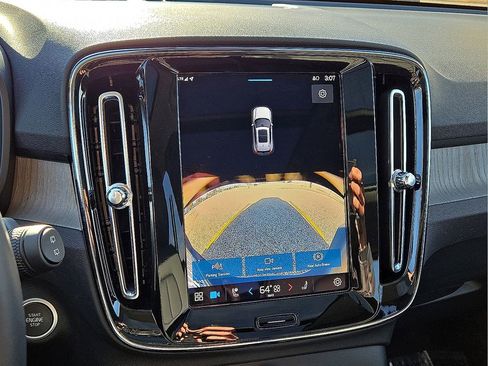 Certified 2025 Volvo XC40 B5 Core image 27