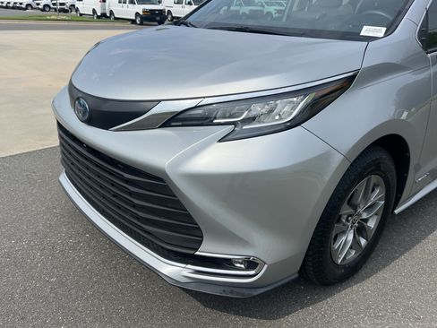 Used 2021 Toyota Sienna XLE FWD image 11