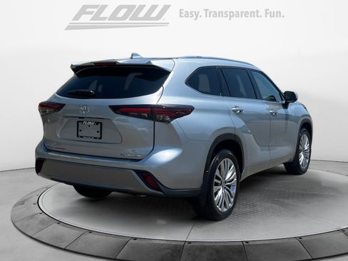 Certified 2024 Toyota Highlander Platinum FWD image 9