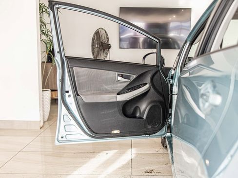 Used 2015 Toyota Prius Three image 28