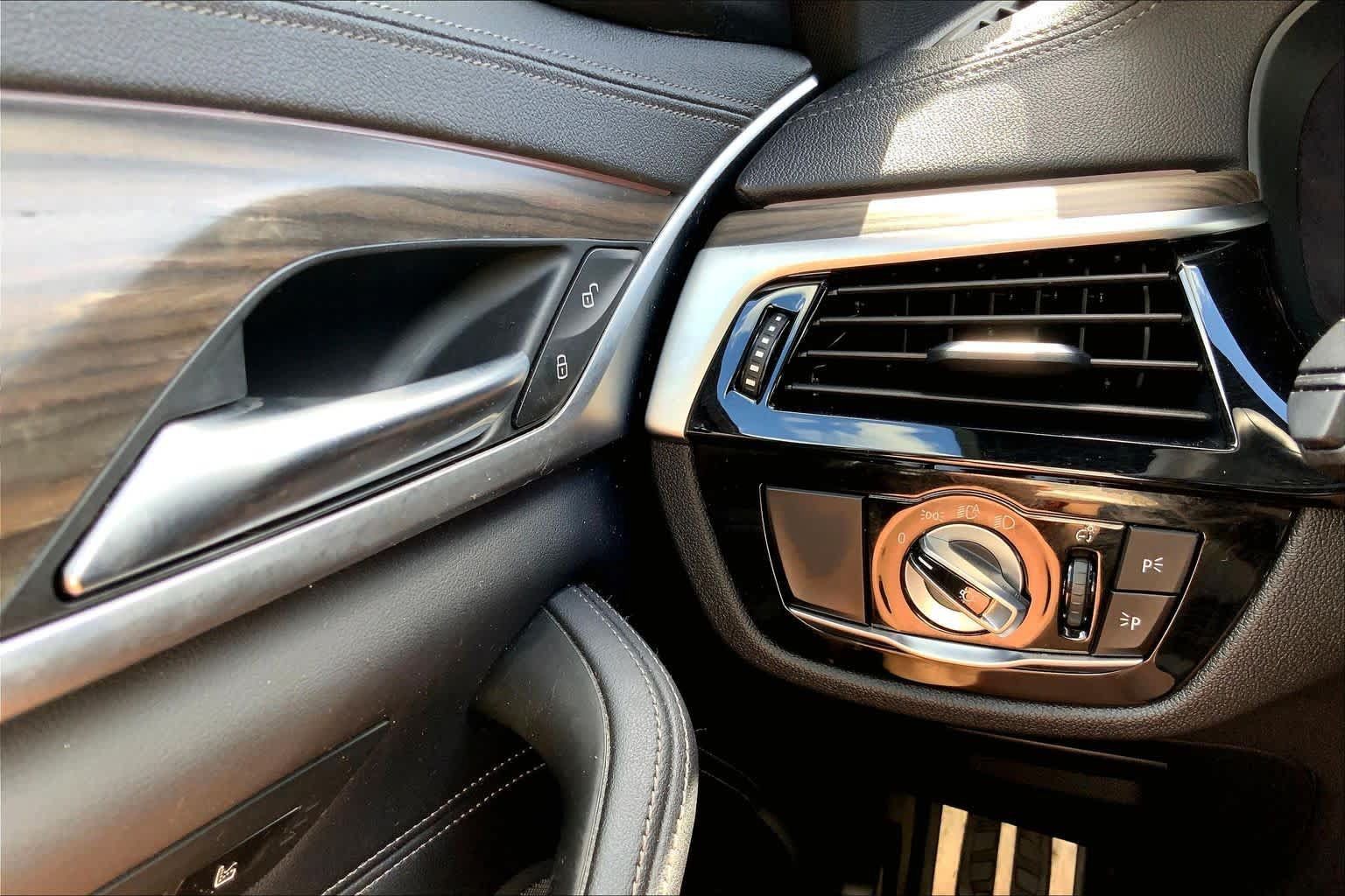 Used 2021 BMW M550i xDrive w/ Executive Package AWD/4WD image 34