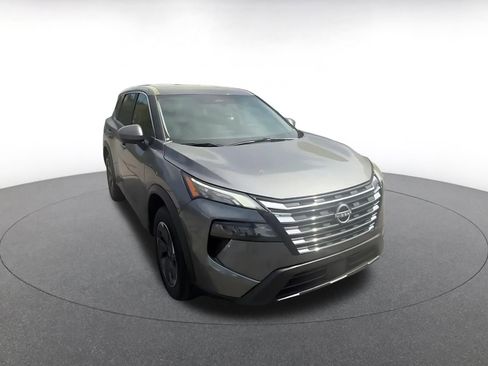 Used 2025 Nissan Rogue SV image 2