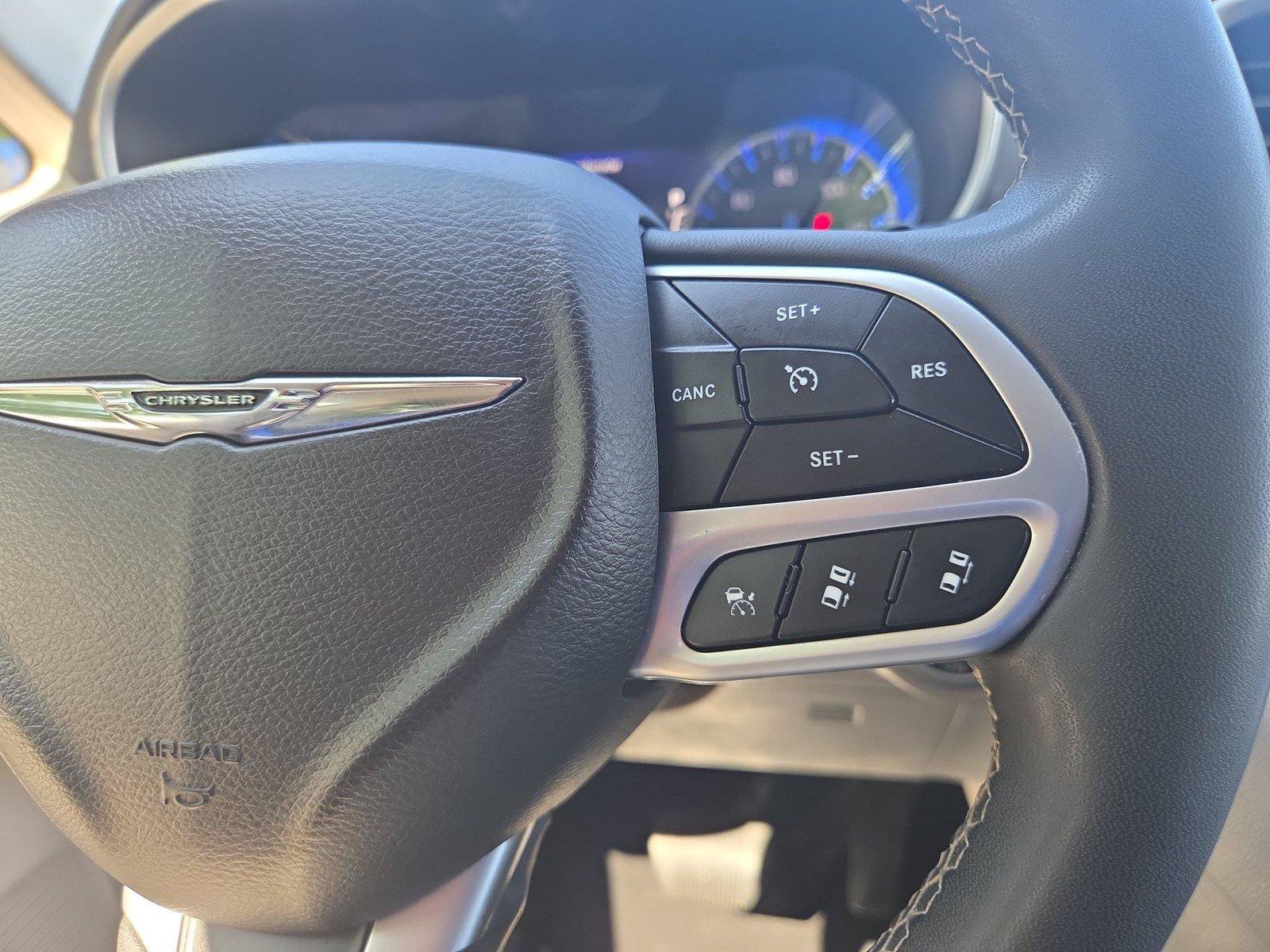Used 2023 Chrysler Pacifica Touring-L FWD image 18
