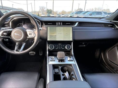 Used 2022 Jaguar XF SE image 17