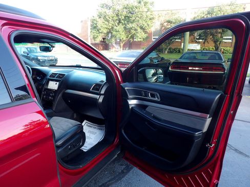 Used 2017 Ford Explorer XLT w/ Equipment Group 202A image 19