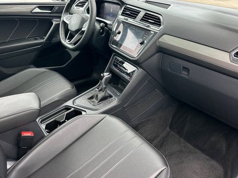 Used 2023 Volkswagen Tiguan SE w/ Panoramic Sunroof Package FWD image 17