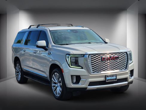 Used 2023 GMC Yukon XL Denali AWD/4WD image 4