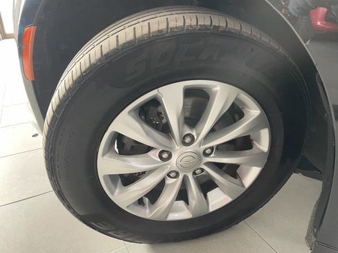 Used 2018 Chrysler Pacifica Touring-L image 12