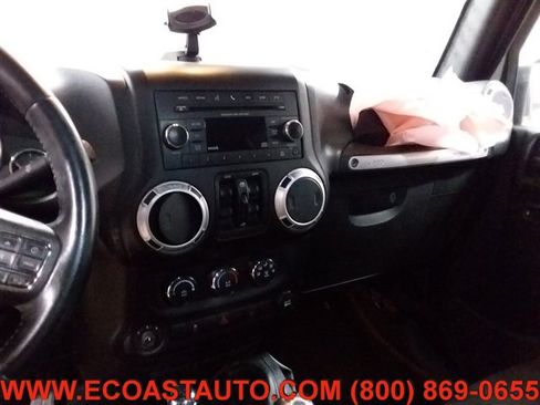 Used 2015 Jeep Wrangler Unlimited Rubicon w/ Connectivity Group image 12