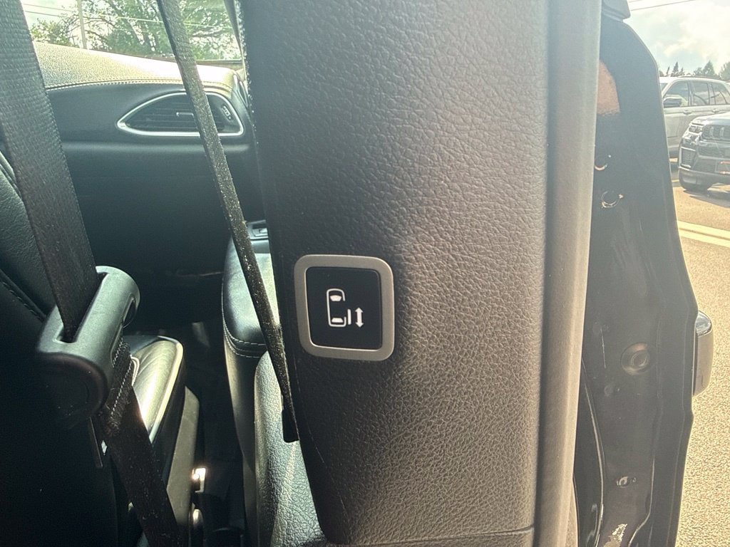 Used 2025 Chrysler Pacifica Limited FWD image 18