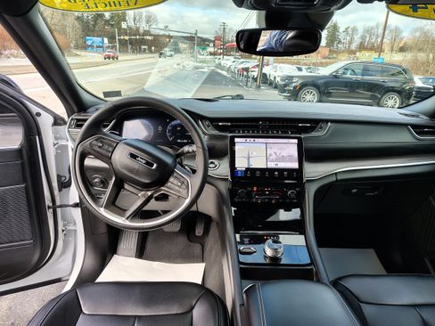 Certified 2024 Jeep Grand Cherokee Limited image 25