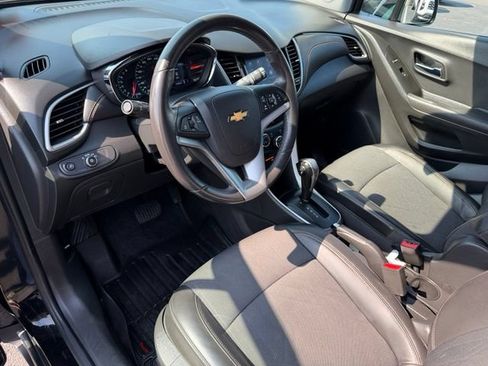 Used 2020 Chevrolet Trax LT w/ LT Convenience Package FWD image 17
