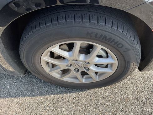 Used 2024 Chrysler Pacifica Touring-L image 11