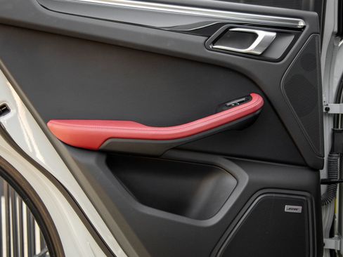 Certified 2022 Porsche Macan S AWD/4WD image 33