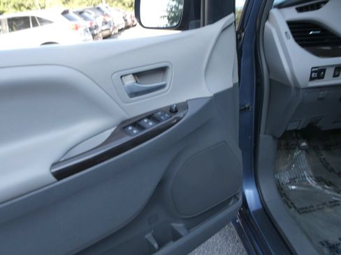 Used 2015 Toyota Sienna XLE FWD image 16