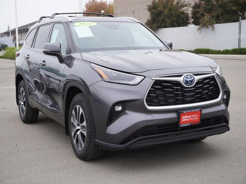 Used 2022 Toyota Highlander XLE image 1