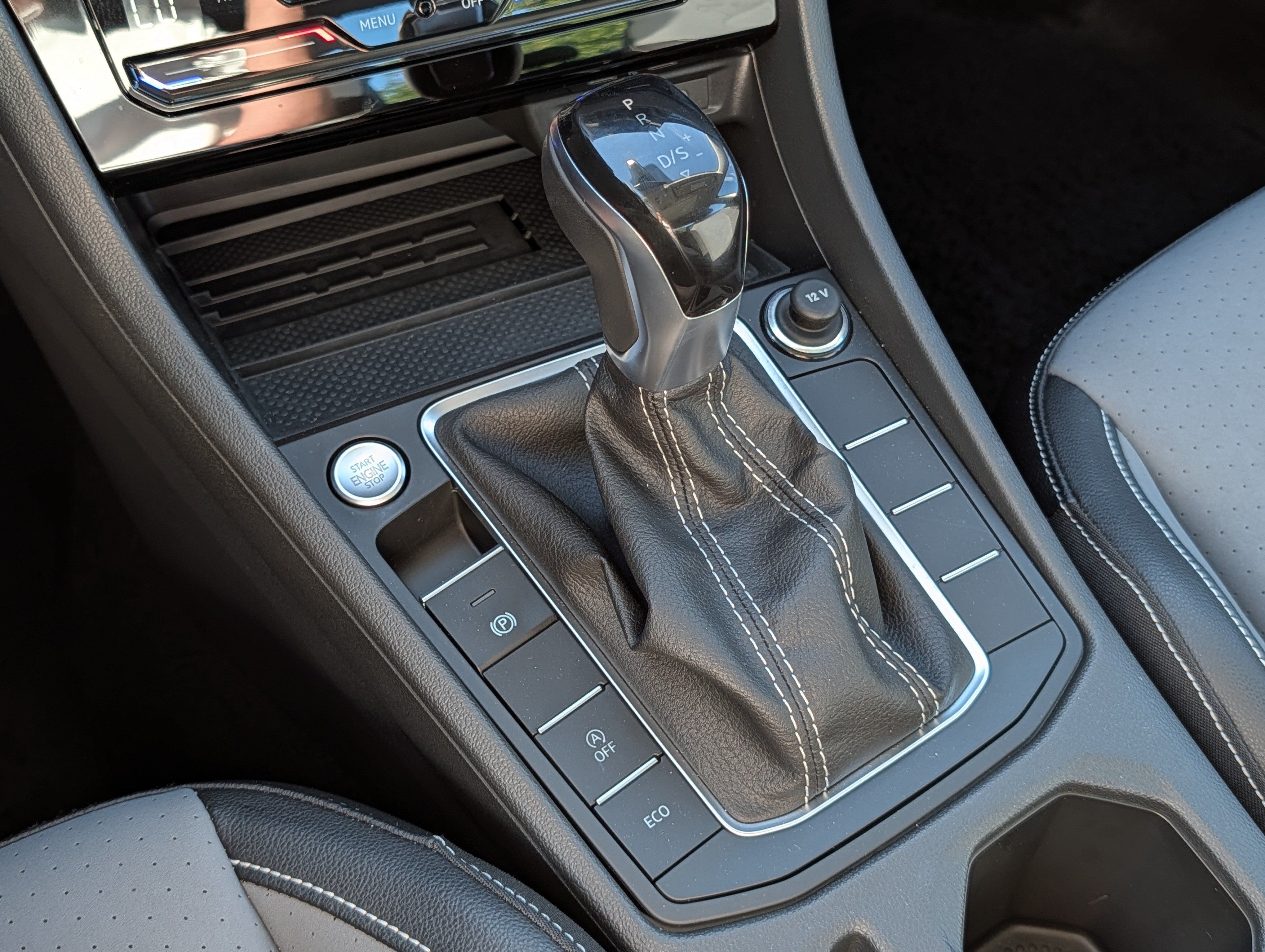 Certified 2025 Volkswagen Jetta SE FWD image 23