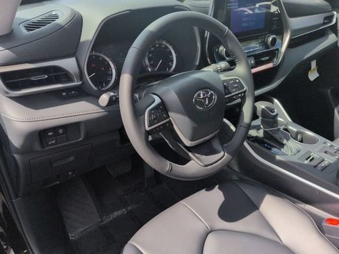 Certified 2026 Toyota Highlander XLE AWD/4WD image 12