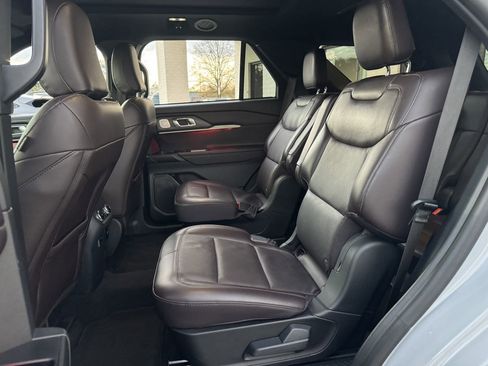 Used 2025 Ford Explorer Platinum image 11
