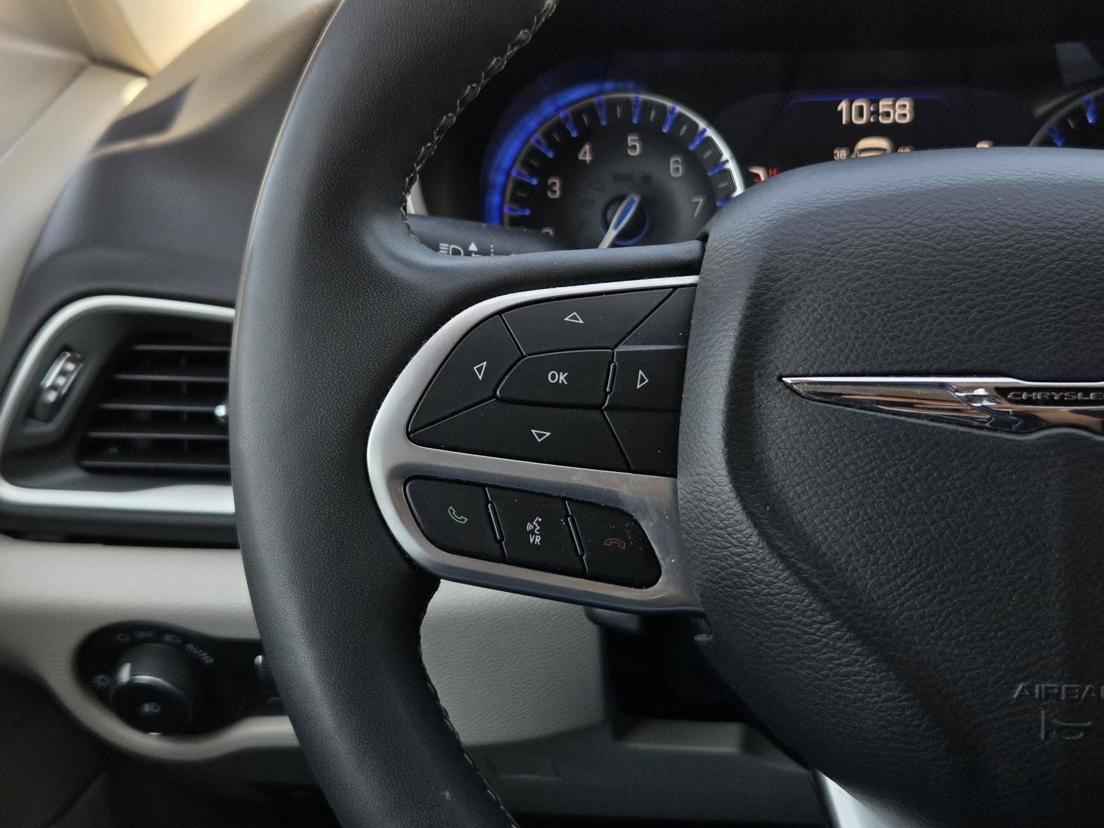 Used 2024 Chrysler Pacifica Touring-L FWD image 21