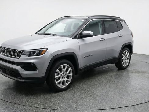 Used 2025 Jeep Compass Limited AWD/4WD image 3