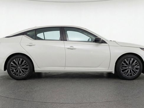 Used 2025 Nissan Altima 2.5 SV FWD image 11