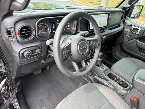 Used 2025 Jeep Gladiator Rubicon w/ Technology Group AWD/4WD image 4