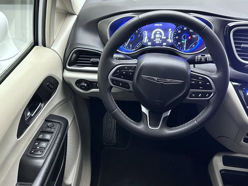 Used 2022 Chrysler Pacifica Touring-L FWD image 12
