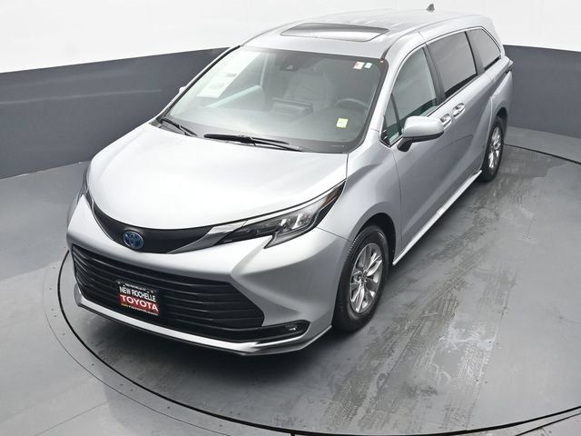 Used 2025 Toyota Sienna XLE FWD image 43