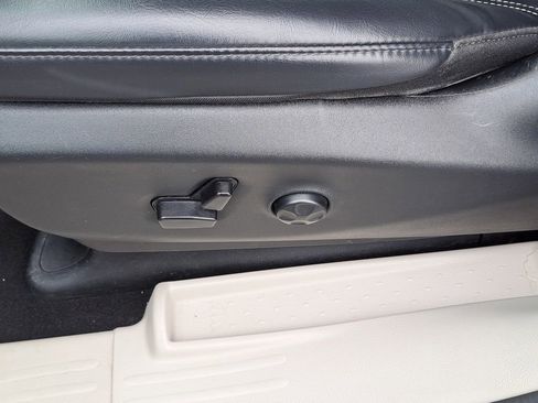 Used 2023 Chrysler Pacifica Touring-L FWD image 20