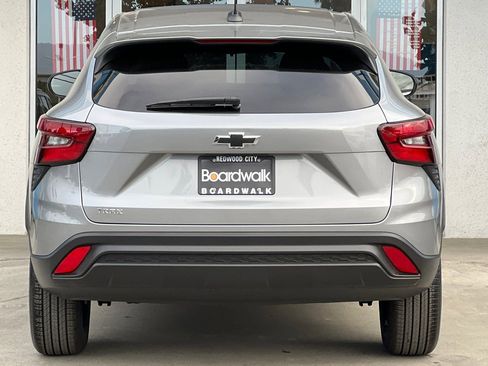 Used 2026 Chevrolet Trax LS FWD image 5