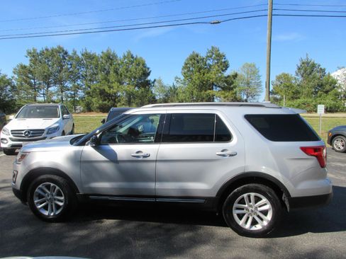 Used 2017 Ford Explorer XLT image 8