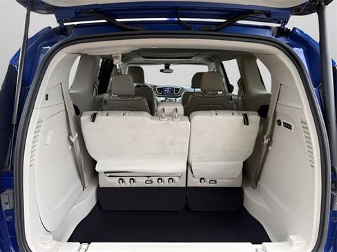 Used 2020 Chrysler Pacifica Limited image 9