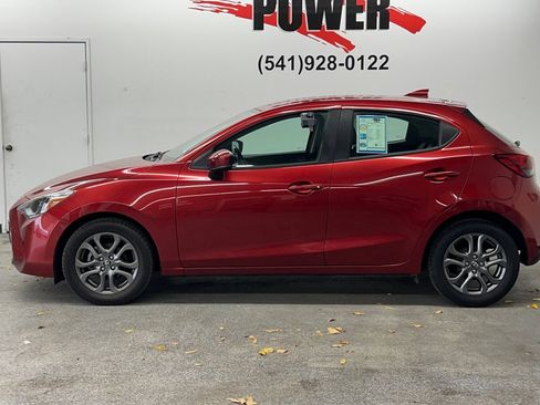 Used 2020 Toyota Yaris XLE image 6