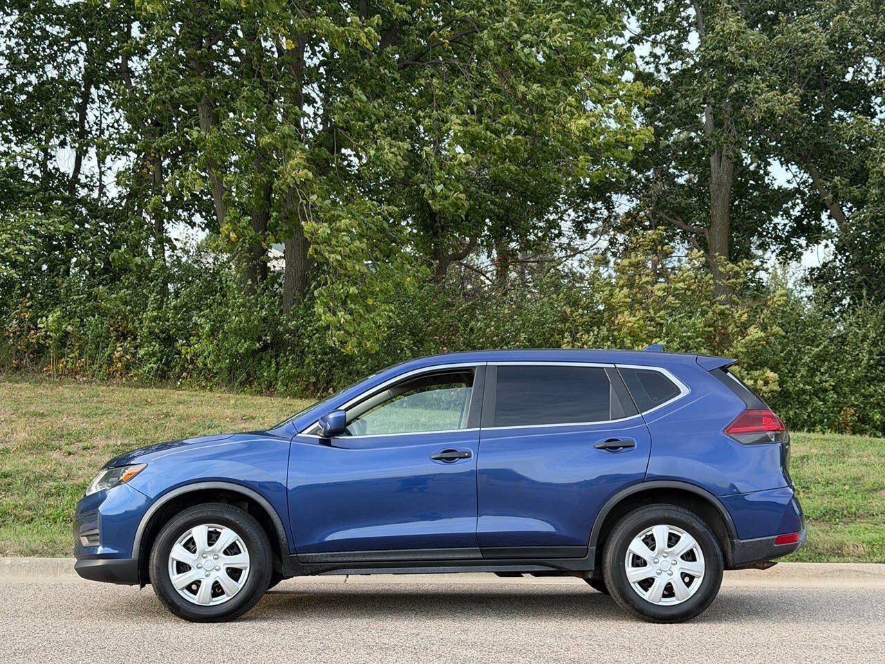 Used 2018 Nissan Rogue S AWD/4WD image 2