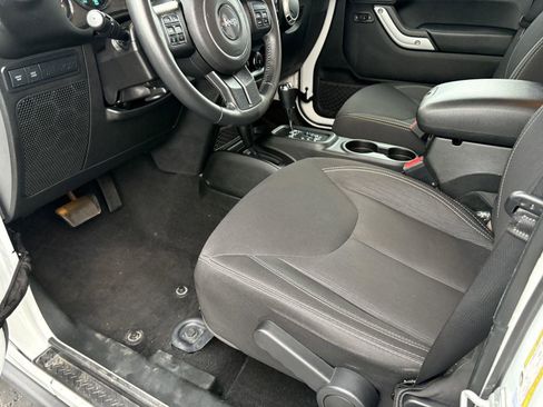 Used 2018 Jeep Wrangler Unlimited Rubicon w/ Connectivity Group image 14