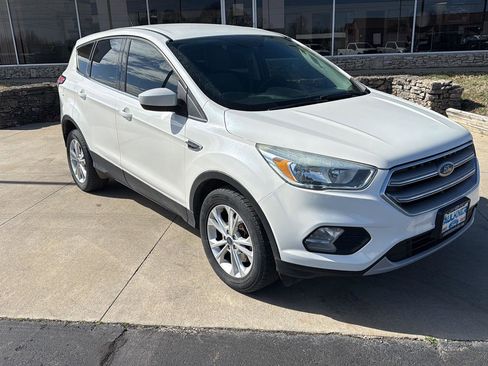 Used 2017 Ford Escape SE image 1