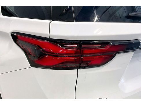 Used 2023 Chevrolet Traverse LT AWD/4WD image 30