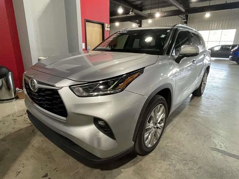 Used 2021 Toyota Highlander Limited FWD image 2