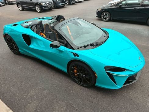 Used 2025 McLaren Artura Spider image 29