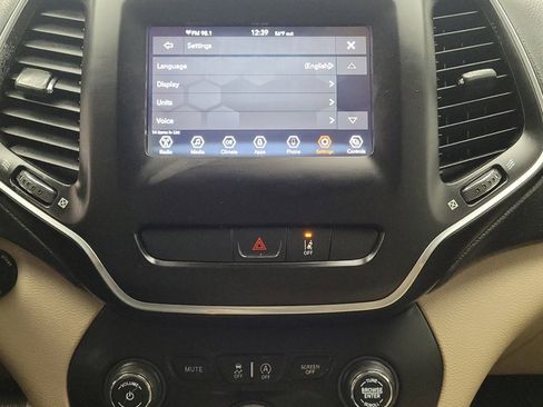 Used 2021 Jeep Cherokee Latitude FWD image 25