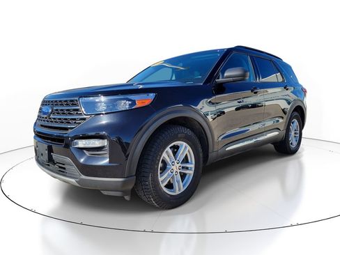 Used 2022 Ford Explorer XLT AWD/4WD image 2