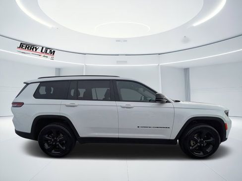 Used 2023 Jeep Grand Cherokee L Laredo image 2