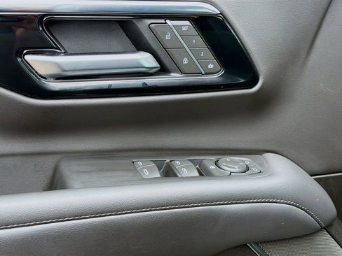 Used 2025 Chevrolet Suburban Z71 AWD/4WD image 24
