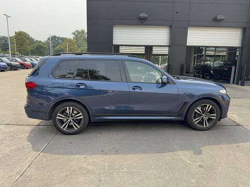 Used 2022 BMW X7 xDrive40i w/ M Sport Package AWD/4WD image 4
