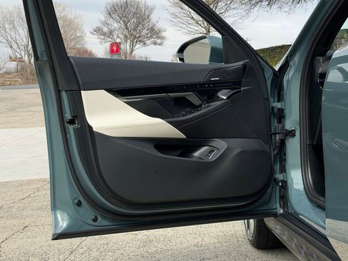 Used 2025 BMW 530i w/ Premium Package image 12