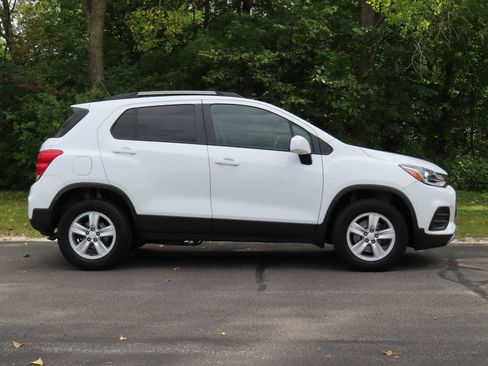 Certified 2022 Chevrolet Trax LT w/ LT Convenience Package AWD/4WD image 2