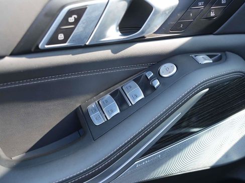 Used 2025 BMW X7 M60i image 17